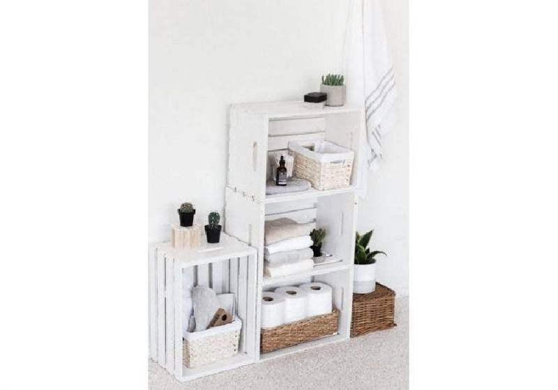 Rangement de salle de bain avec des caisses en bois