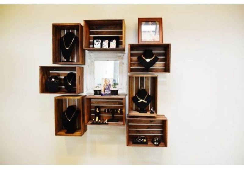 Armoire à bijoux avec des caisses en bois