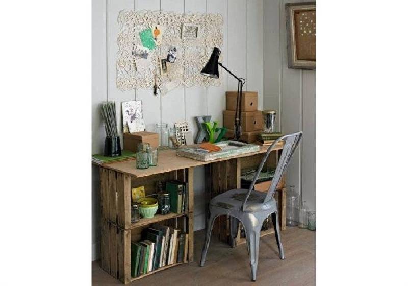 Bureau avec des caisses en bois