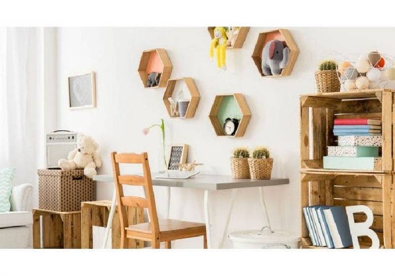 Rangement de bureau avec des caisses en bois